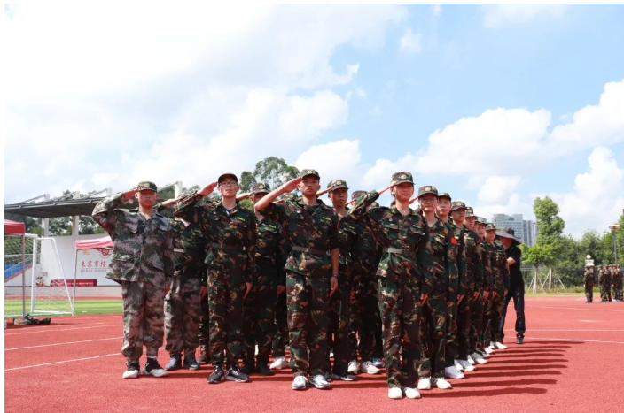 來賓培文丨意氣風發敬青春，熱血沸騰鑄軍魂——國防教育暨戶外拓展訓練開營儀式