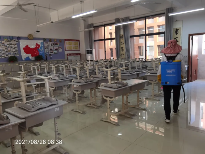 強化學校消毒消殺， 打造干凈校園環境——來賓市培文學校全面開展校園消毒防疫工作