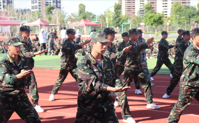 來賓培文丨意氣風發敬青春 熱血沸騰鑄軍魂——國防教育暨戶外拓展訓練會操